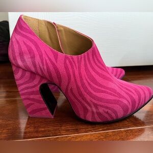 NWOB John Fluevog “fast cars: drifting” pink ankle boots size 7